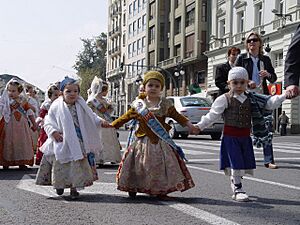 Archivo:Children parading in historical Valencian costumes