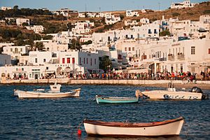 Archivo:Coastline water boats against the cityscape of Mykonos island, Cyclades, Agean Sea, Greece