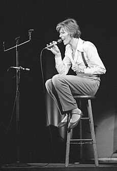 Archivo:David Bowie, seated on stool during performance at the Universal Amphitheater in Los Angeles, Calif., 1974