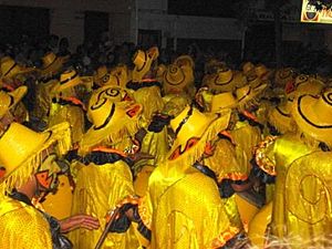 Archivo:Desfile de la comprasa Elumbe