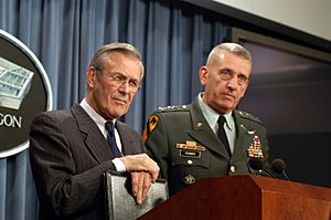 Archivo:Donald Rumsfeld Tommy Franks