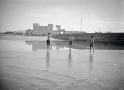Archivo:ETH-BIB-Reisegefährten von Walter Mittelholzer beim Ballspiel am Strand beim Kap Juby-Tschadseeflug 1930-31-LBS MH02-08-1059
