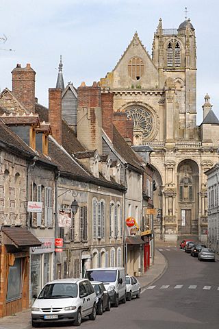Eglise de Villeuneuve-sur-Yonne (2637691816).jpg