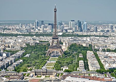 Archivo:Eiffel Tower from the Tour Montparnasse 3, Paris May 2014