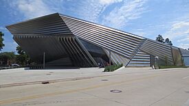Archivo:Eli and Edythe Broad Art Museum - panoramio