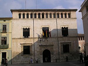 Archivo:Fachada del Ayuntamiento de Alzira, Valencia, España
