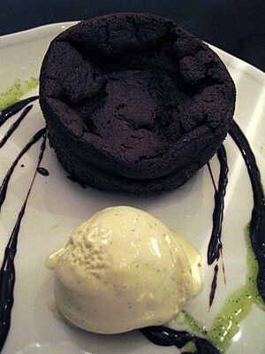 Archivo:Flourless Chocolate Cake with Bourbon Vanilla Ice Cream