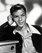 Archivo:Frank Sinatra (circa 1940s MGM publicity photo)
