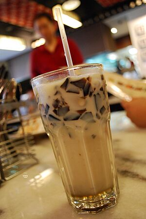 Archivo:Grass jelly and soymilk flickr user avlxyz