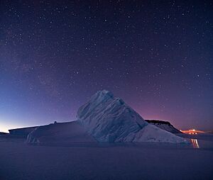Archivo:Iceberg in North Star Bay, Greenland