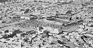 Archivo:Jemaa el Fna crop 2 - lossy-page1-4961px-ETH-BIB-Gesamtansicht von Marrakesch aus 400 m Flughöhe von Süden gesehen, in der Mitte der grosse Marktplatz-Tschadseeflug 1930-31-LBS MH02-08-02