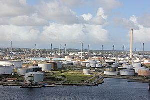 Archivo:Laika ac Isla Oil Refinery (11693347275)