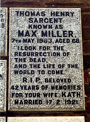 Archivo:Max Miller memorial-tablet