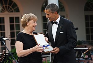 Archivo:Merkel an Obama Presidential Medal of Freedom