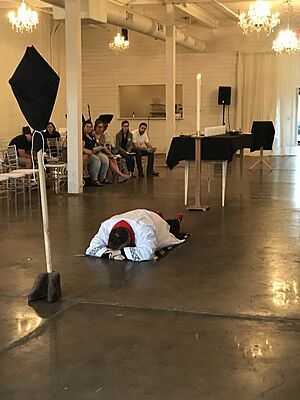 Archivo:Minister prostrates at the start of United Methodist Good Friday liturgy