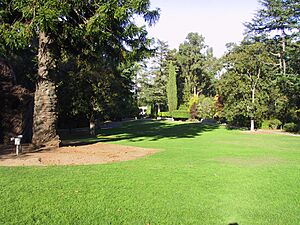 Archivo:MontalvoFrontLawn