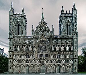 Archivo:Nidaros-cathedral-west-front