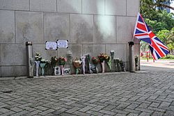 Archivo:People leave flowers in tribute to the Duke outside British Consulate-General Hong Kong view 20210410