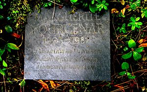 Archivo:Plaque funéraire de Marguerite Yourcenar