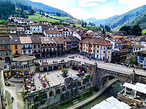 Archivo:Potes, la plaza