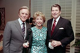 Archivo:President Ronald Reagan with Kirk Douglas and Mrs. Douglas attending a private dinner