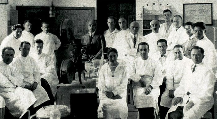 Archivo:Promoción de profesores y alumnos del Dispensario Antipalúdico de Navalmoral de la Mata correspondiente a 1925, referente internacional en la especialidad