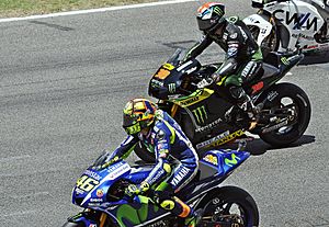 Archivo:Rossi y Bradley Smith MotoGP-2015
