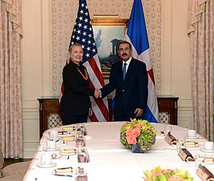 Archivo:Secretary Clinton Meets With Dominican Republic President Medina (8019622934)