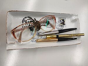 Archivo:Set de escritura y gafas de Micaela Portilla