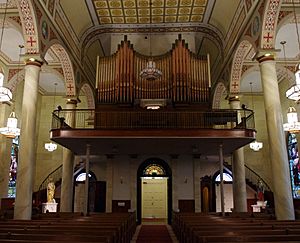 Archivo:St. Francis Xavier Basilica (Vincennes, IN) - interior, rear of nave