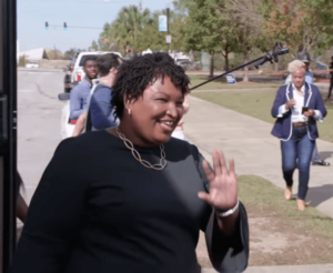 Archivo:Stacey Abrams campaigning in 2018