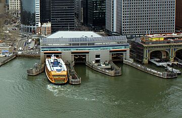 Archivo:Staten Island Ferry Whitehall Terminal photo Don Ramey Logan