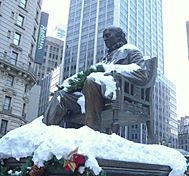 Archivo:Statue Greeley Sq snow crop jeh