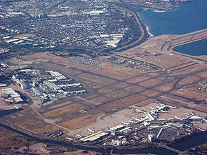 Archivo:Sydney Airport (2004) By Air