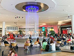 Archivo:Terminal B at LaGuardia Airport (2)
