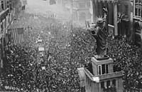 Archivo:The announcing of the armistice on November 11, 1918, was the occasion for a monster celebration in Philadelphia... - NARA - 533478