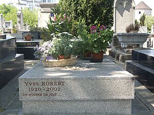 Archivo:Tombe Yves Robert, Cimetière du Montparnasse