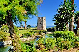 Torre almenara guadalmansa, monumento de Estepona verano.jpg