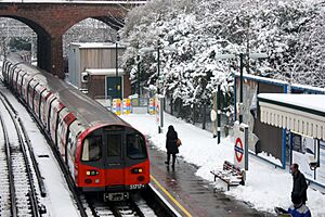 Archivo:Tube Arrival At Finchley Central