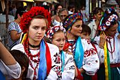 Archivo:Ukrainian girls wearing vyshyvankas at the Independence Day celebration