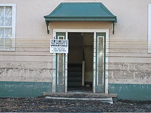 Archivo:UnhabitableDoorway