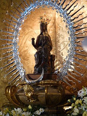 Archivo:Virgen-de-atocha-madrid-3