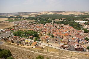 Archivo:Vista del pueblo de Peñafiel (Valladolid)