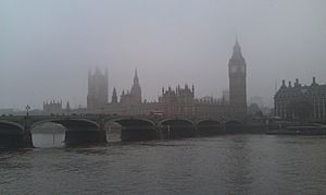 Archivo:Westminster fog - London - UK