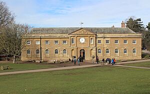 Archivo:Wollaton Hall stables SW view