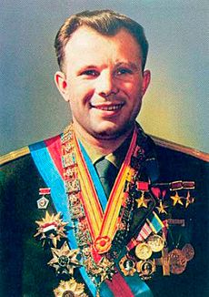 Archivo:Yuri Gagarin with awards