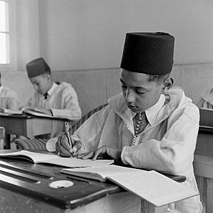 Archivo:الأمير الحسن ابن محمد العلوي يدرس عام 1943