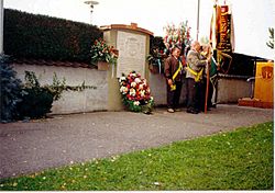 25 Eichenthaler Gedenktafel in Bäumnheim 1994.JPG