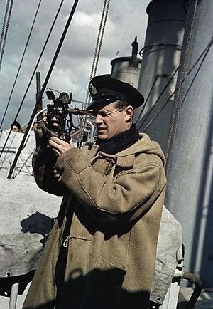 Archivo:A Royal Navy officer using a sextant aboard a destroyer on convoy protection duties, 1942. TR92