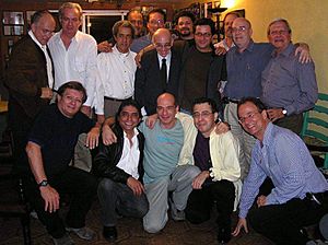 Archivo:Alejandro foto con los pioneros del Sistema de Orquestas
